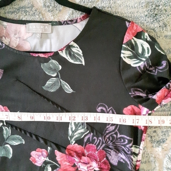 2/$35 SALE LAURA Petite Black Floral Top with Side Pleating. Size M EUC. - Picture 5 of 9